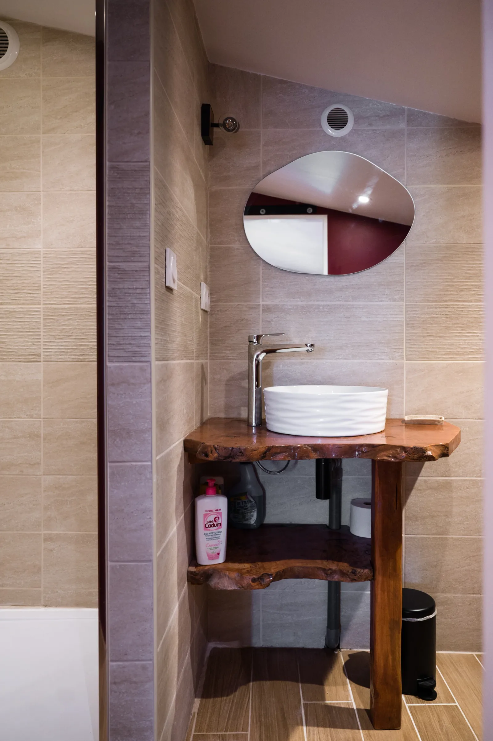 Salle d'eau du studio, vasque en bois flotté sur mur prune